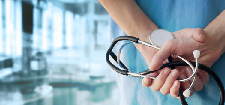 Σοβαρό πλήγμα στη δημόσια υγεία η αιφνίδια κατάργηση της αναβολής στράτευσης των ειδικευόμενων γιατρών